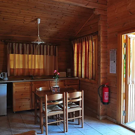 Sandys And Log Hotell 2*